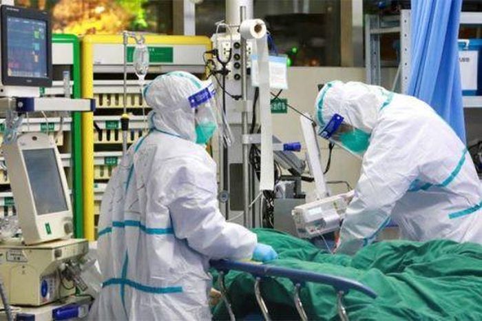 Các bác sĩ ở Vũ Hán, tỉnh Hồ Bắc, Trung Quốc đang kiểm tra một ca nhiễm virus corona mới nhập viện
