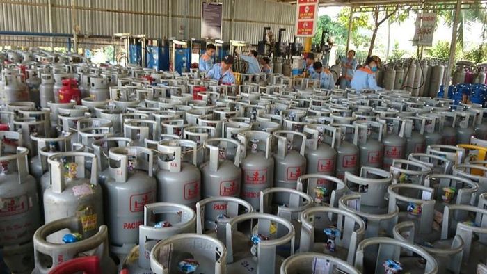 Giá gas đồng loạt giảm mạnh 17.000 đồng/bình 12 kg.
