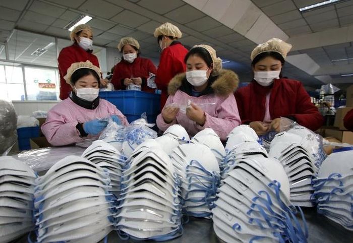  Các nhà máy sản xuất khẩu trang trên thế giới đang hoạt động hết công suất. Ảnh: NYT. 
