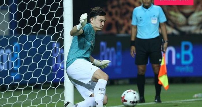 Tình huống Văn Lâm cản phá penalty thành công ở trận gặp PT Prachuap.Ảnh: Kitti Tupmalai