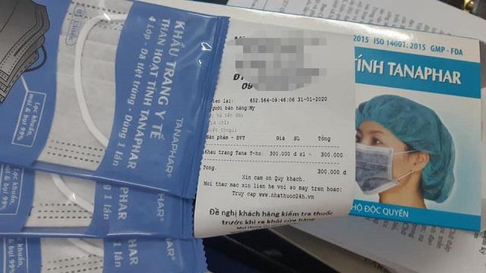 Tại một cửa hàng thuốc trên phố Phủ Doãn - đối diện cổng Bệnh viện Việt Đức, một hộp khẩu trang 20 cái đang có giá bán 300 nghìn đồng.