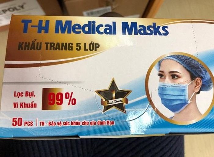 Khẩu trang y tế năm lớp cũng có giá bán tăng gấp bốn lần.