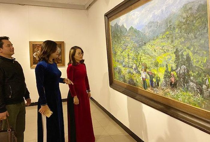  Khách tham quan triển lãm.