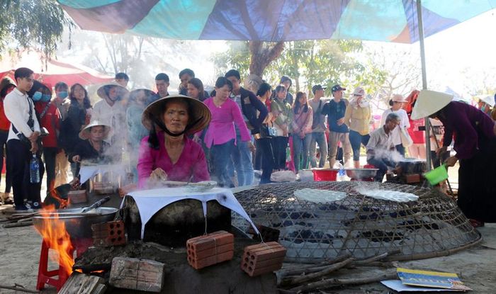  Du khách tham quan, trải nghiệm nghề sản xuất bánh tráng truyền thống tại lễ hội.