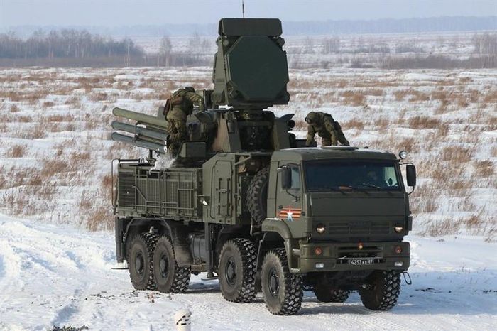Tính năng ưu việt của Tomahawk còn ở khả năng làm nhiễu radar cực tốt, và nên nhớ, đây chỉ là một quả tên lửa, có kích thước nhỏ hơn nhiều lần một chiếc tiêm kích hay cường kích. Để thực hiện xác định, khóa mục tiêu và ngắm bắn thực sự là một điều khó khăn. Đặc biệt, tầm bay thấp của loại tên lửa này (khoảng 100m) thực sự là một thách thức với mọi hệ thống tên lửa phòng không của đối phương.