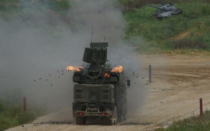 Giới chuyên gia đánh giá, hệ thống Pantsir-S1 sẽ phát huy thế mạnh của mình khi tấn công những mục tiêu bay tầm thấp như trực thăng, các máy bay cường kích, tên lửa hành trình bay thấp… Với cách đánh của Pantsir-S1, vũ khí này có thể dễ dàng khắc chế Tomahawk từ xa hàng chục km dù tên lửa này hội tụ nhiều công nghệ đỉnh cao của thế giới trong việc dẫn đường, chỉ thị và tấn công mục tiêu.