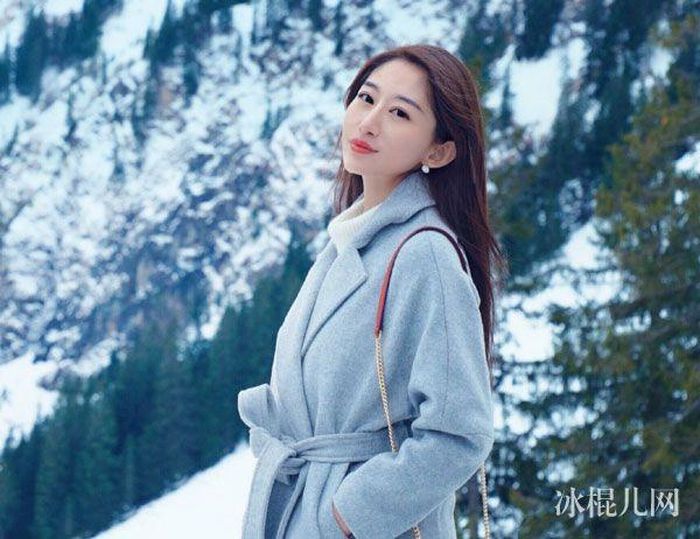 Người đẹp có phong cách thời trang thanh lịch, sang chảnh.