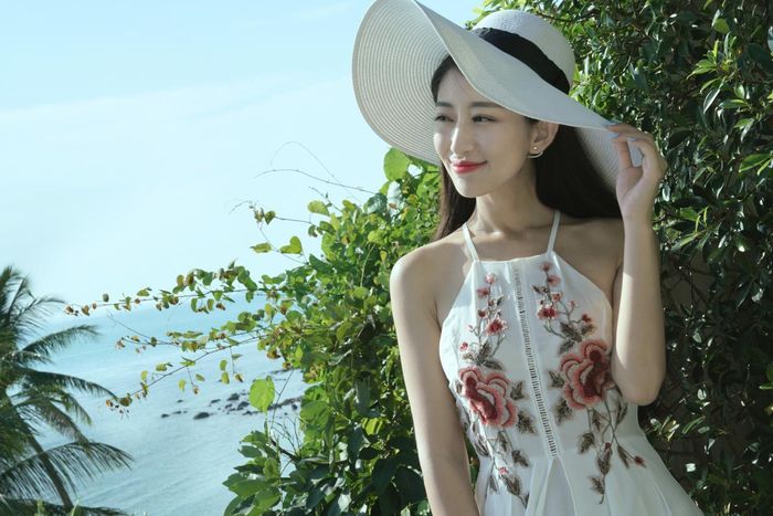 Không chỉ mặc đồ đẹp, nữ MC xứ Trung còn kết hợp với phụ kiện mũ.