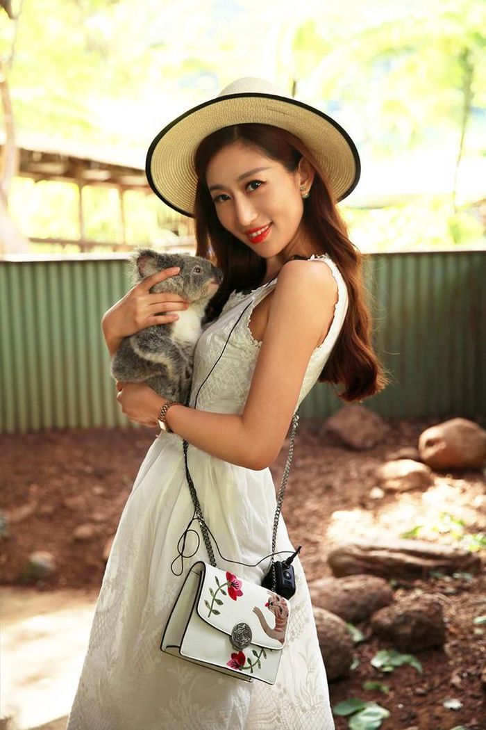 Trong các set đồ của nữ MC dường như không thể thiếu chiếc mũ cói hợp thời trang.