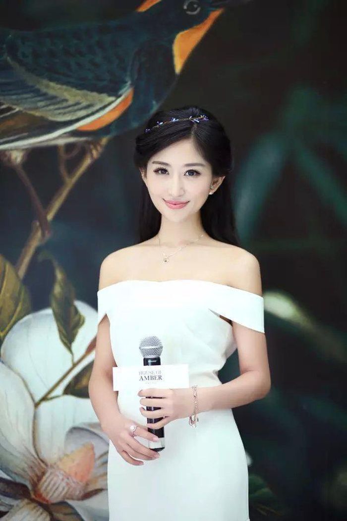 Uông Mộng Vân mặc chiếc váy trắng trễ vai vừa sang chảnh vừa gợi cảm.