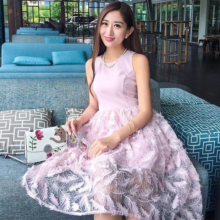 Cô diện váy hồng với phần chân váy hình chiếc lông diêm dúa.