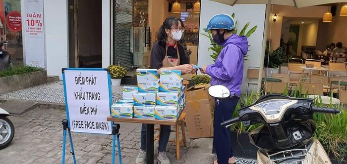  Một người dân đến nhận khẩu trang tại cửa hiệu của chị Kim Cương