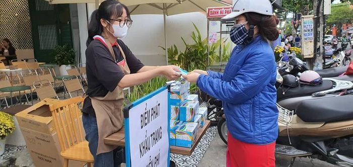 Phát khẩu trang miễn phí cho người dân 