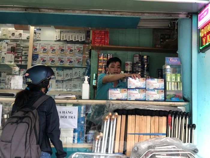 Các tiệm thuốc tây bán khẩu trang hốt bạc trong những ngày có dịch viêm phối cấp do virus corona.