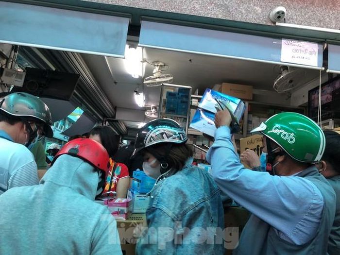 Cầm sẵn tiền trên tay chỉ mong mua được vài hộp khẩu trang giá sỉ. Tuy nhiên giá vẫn cao, tăng 2-3 lần so với trước tết, trung bình từ 80.000-100.000 đồng/hộp đối với khẩu trang loại thường 2-3 lớp.