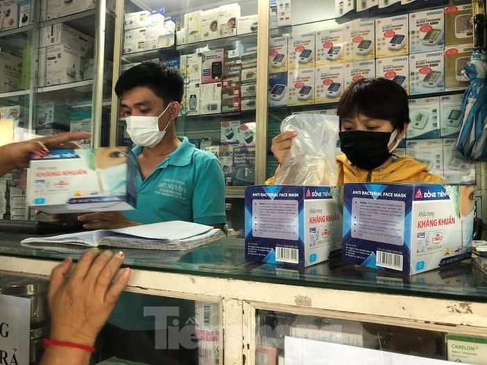 Tuy nhiên, nhiều cửa hàng, tiệm thuốc tây cho biết đã không còn hàng mấy ngày nay. Một số ít còn hàng thì số lượng rất hạn chế. Nhân viên một tiệm thuốc tây trên đường Thành Thái (Q.10) cho biết chỉ còn vài ba hộp, bán số này nữa là hết luôn chứ không còn hàng. Giá 80.000 đồng/hộp, nước rửa tay cũng chỉ còn 2 chai, giá tại thời điểm này là 380.000 đồng/chai.