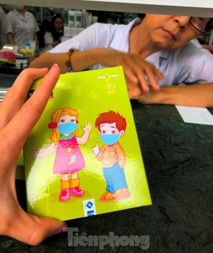 Khẩu trang trẻ em 20.000-30.000 đồng/hộp 10 cái cũng được nhiều người tìm mua. Người bán tư vấn khách nên mua thêm thuốc tăng cường khả năng miễn dịch, giúp cơ thể khỏe mạnh thì sẽ tránh được virus, mỗi ngày uống 1 viên, hộp 60 viên có giá 480.000 đồng.