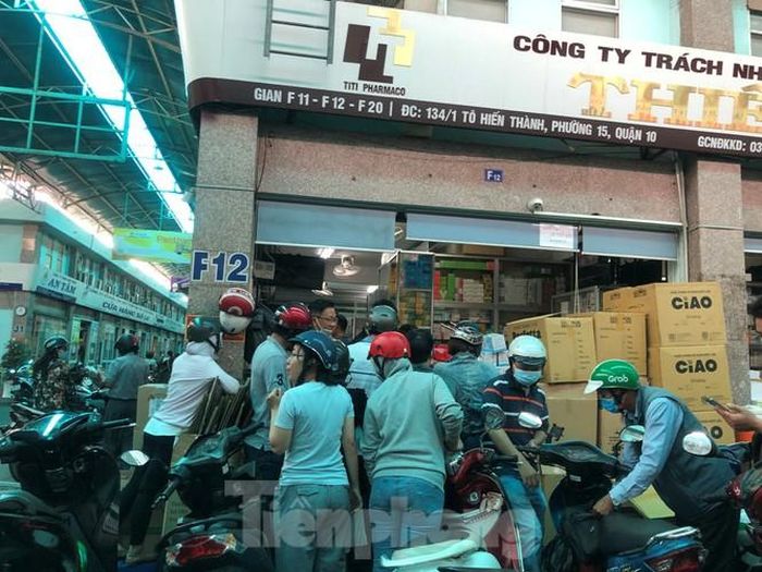 Chen lấn mua khẩu trang nhưng nhiều người vẫn không mua được hàng.