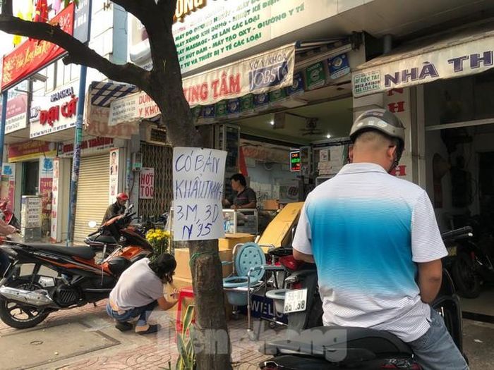 Các thùng khẩu trang được liên tục nhập về các cửa hàng, tiệm thuốc. Đồng thời treo biển có bán đủ các loại khẩu trang 3M, 3D, N95 để khách đến mua.