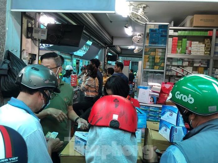 Tiệm tuốc huy động gần cả chục nhân viên ra tiếp khách vẫn không kịp bán hàng. Anh Minh (một khách hàng) cho biết: "Trước tôi mua khẩu trang có 20.000 đồng/hộp, nay tăng gấp 5 lần, tới 100.000 đồng/hộp. Phải mua nhiều nhiều chứ lo mao mốt dịch lan rộng, sẽ không còn khẩu trang nữa mà mua".