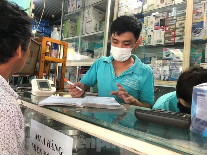Theo nhân viên cửa tiệm, mọi hôm bán 1 thùng khẩu trang y tế (50 hộp) cà mấy tháng chưa hết, còn giờ 1 ngày bán 4-5 thùng mà còn không đủ cho khách. "Bây giờ ra chợ thuốc mua sỉ giá đã là 150.000 đồng/hộp, bên em bán chỉ 80.000 đồng là do hàng mua trước đây còn tồn. Bây giờ hết hàng tồn rồi thì phải bán giá cao hơn do đầu giá cả đắt đỏ".