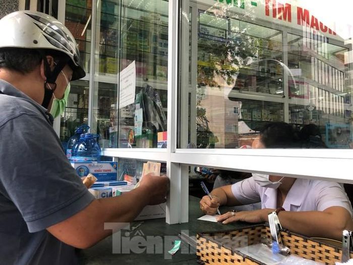 Một khách hàng mua gần chục hộp về cho gia đình dùng, ông bảo khẩu trang xài 1 lần là bỏ nên không cần mua loại quá tốt, đắt tiền.