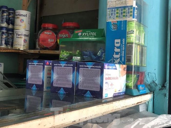 Khảo sát giá khẩu trang ngoài thị trường, đa số các loại đều nhảy giá và chưa có điểm dừng. Như loại khẩu trang 2-4 lớp bình thường nhập hàng chưa tới 30.000 đồng/hộp, từ khi có dịch bệnh, đại lý bỏ sỉ sáng sớm 60.000 đồng/hộp, đến khoảng trưa tăng lên tới 70.000 đồng hợp. Ra đến tiệm thuốc bán khẩu trang y tế 4 lớp giá 90.000-100.000 đồng/hộp. Các loại khẩu trang chuyện dụng 3M, M95... bình thường bán hơn 10.000 đồng/cái, nay có nơi tăng giá gấp 5 lần, lên 50.000 đồng/cái. Giá cao nhưng hiện tại muốn mua cũng khó.