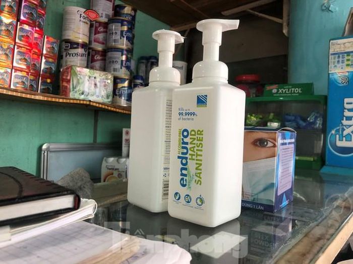 Nước rửa tay khô giá gần 400.000 đồng/chai 500ml. Đây là 2 chai cuối cùng của tiệm thuốc tây ở Q.10 còn sót lại.