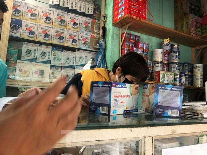 Ngày 31/1, tại nhiều tuyến đường tập trung nhiều tiệm thuốc tây như Hai Bà Trưng (Q.1), Thành Thái, Tô Hiến Thành (Q.10), Nguyễn Trãi (Q.5)... rất nhiều khách hàng tìm đến để mua khẩu trang y tế, nước rửa tay khô.