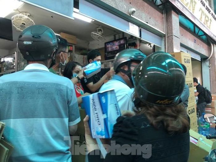 Dân Sài Gòn bỏ việc làm chỉ để săn khẩu trang đeo trong những ngày có dịch. "Lúc này không quan trọng chuyện mắc rẻ, có hàng là mừng lắm rồi" - chị Phương cho biết đã mua được 2 hộp khẩu trang gái gần 250.000 đồng, sau khi đi qua rất nhiều tiệm bán thuốc tây tại nhiều quận trung tâm thành phố.