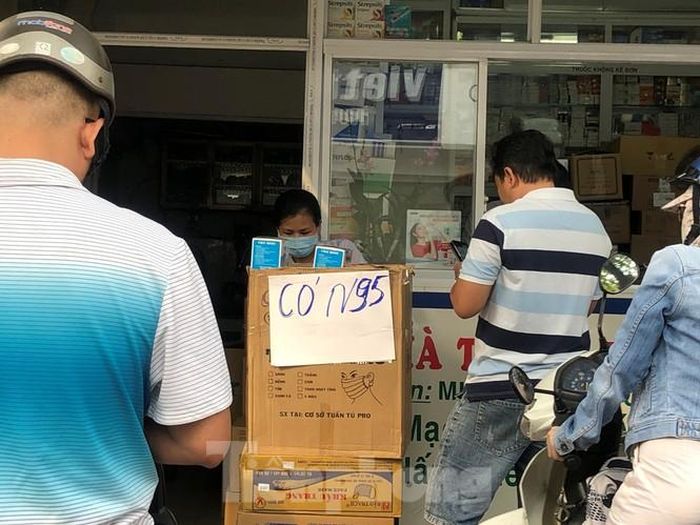 Điểm báo có hàng khẩu trang N95 khiến nhiều người tấp xe vào hỏi mua.