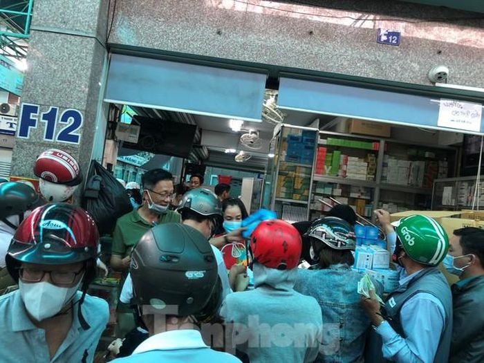 Đa số các quầy kinh doanh thuốc tại chợ thuốc sỉ ở TPHCM đều tấp nập khách đến mua. Ai cũng chen lấn để cố mua cho được vài hộp về cho gia đình.