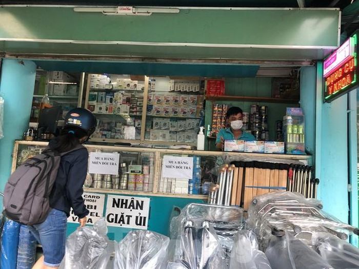 Nhân viên liên tục đưa các hộp khẩu trang lên quầy kệ, đưa lên bao nhiêu liền hết bấy nhiêu.