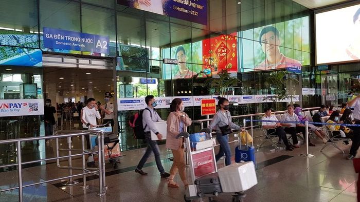 Hành khách tại nhà ga Tân Sơn Nhất. Ảnh: M.Đ