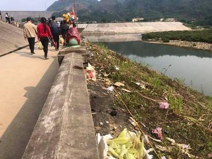  Rác thải được xả bừa bãi