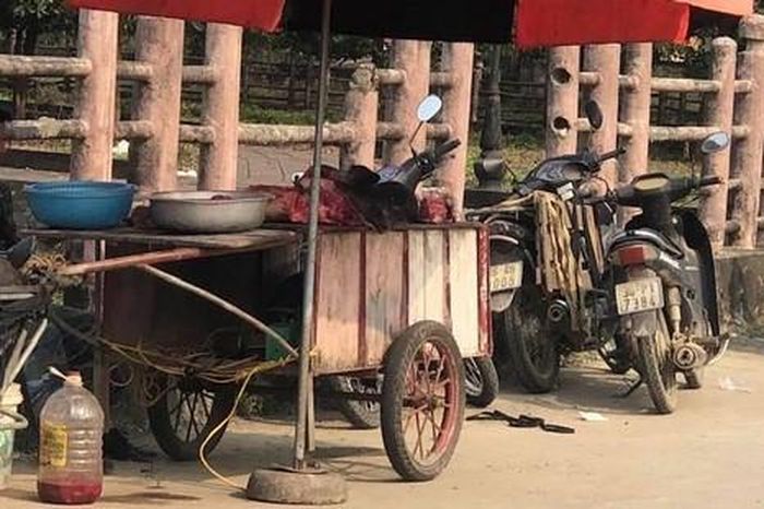  Nhiều quầy hàng, cả thịt tươi sống bày bán tràn lan trên đường vào di tích