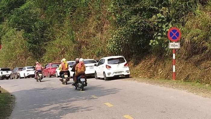  Có biển cấm nhưng nhiều ô tô vẫn đậu xe dưới lòng đường gây ách tắc tại Đền Cô Thác Mạ
