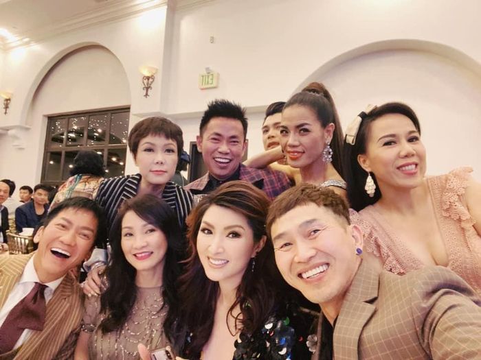 Nhiều nghệ sĩ nổi tiếng như ca sĩ Nguyễn Hồng Nhung, diễn viên Hồng Đào, Việt Hương, Hoài Tâm... đã có mặt để chung vui cùng vợ chồng Xuân Lan.