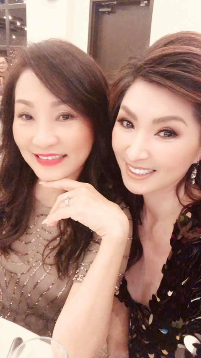 Hồng Đào rạng rỡ xuất hiện trong ngày vui của nữ siêu mẫu.