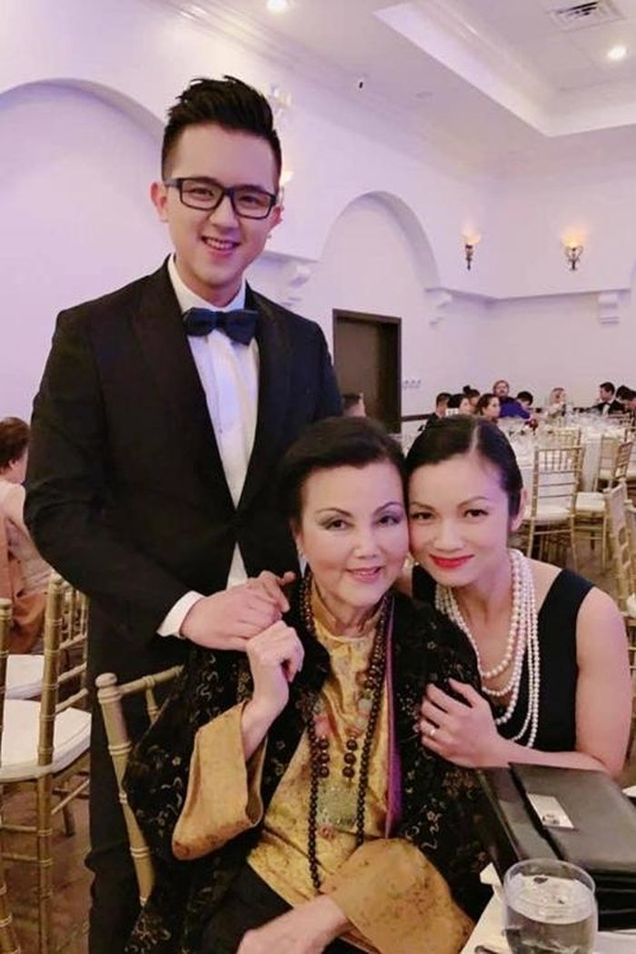 Minh tinh Kiều Chinh (giữa) cũng có mặt tại buổi tiệc. Ở tuổi 83, bà vẫn toát lên vẻ đài các, sang trọng.