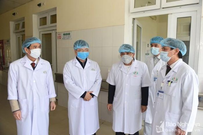 Lãnh đạo tỉnh Nghệ An kiểm tra công tác ứng phó dịch tại Bệnh viện Hữu nghị Đa khoa Nghệ An. Ảnh: Tiến Hùng