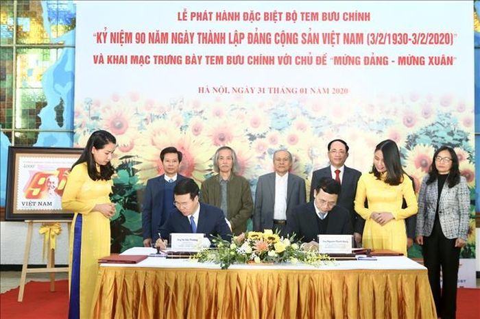 Đồng chí Võ Văn Thưởng, Ủy viên Bộ Chính trị, Bí thư Trung ương Đảng, Trưởng Ban Tuyên giáo Trung ương và Bộ trưởng Bộ Thông tin và Truyền thông Nguyễn Mạnh Hùng thực hiện nghi thức phát hành đặc biệt bộ tem.