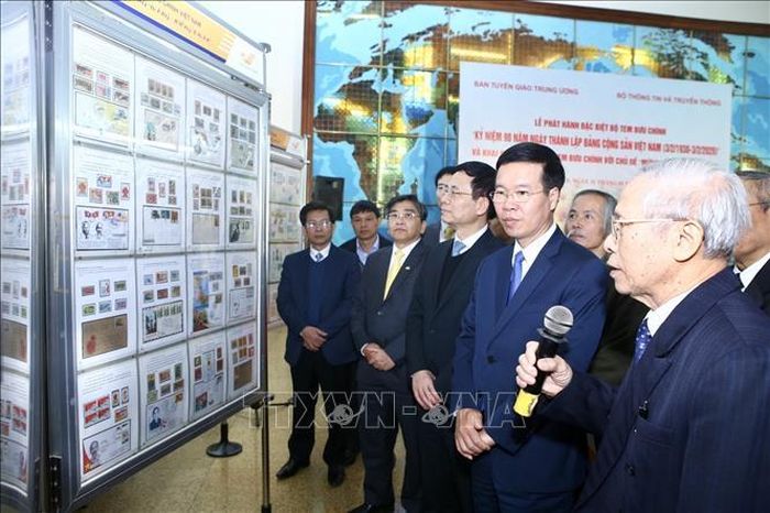 Đại biểu tham quan trưng bày tem bưu chính với chủ đề "Mừng Đảng - Mừng Xuân".