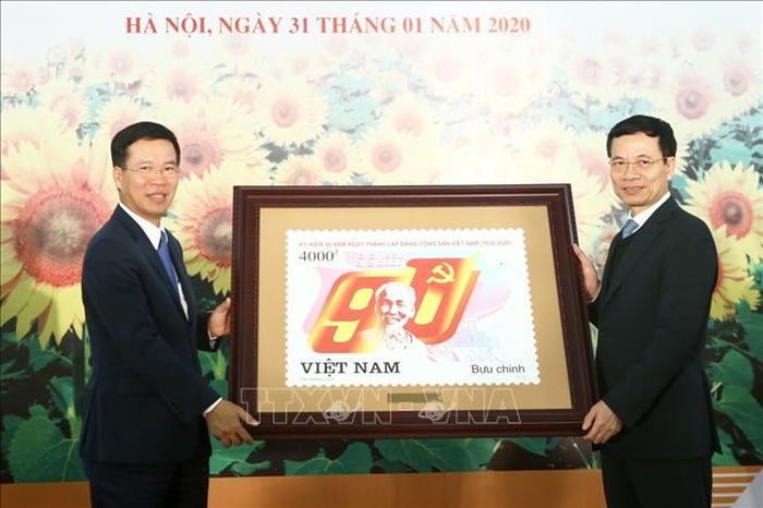 Bộ trưởng Bộ Thông tin và Truyền thông Nguyễn Mạnh Hùng tặng Trưởng Ban Tuyên giáo Trung ương Võ Văn Thưởng mẫu tem mới được phát hành.