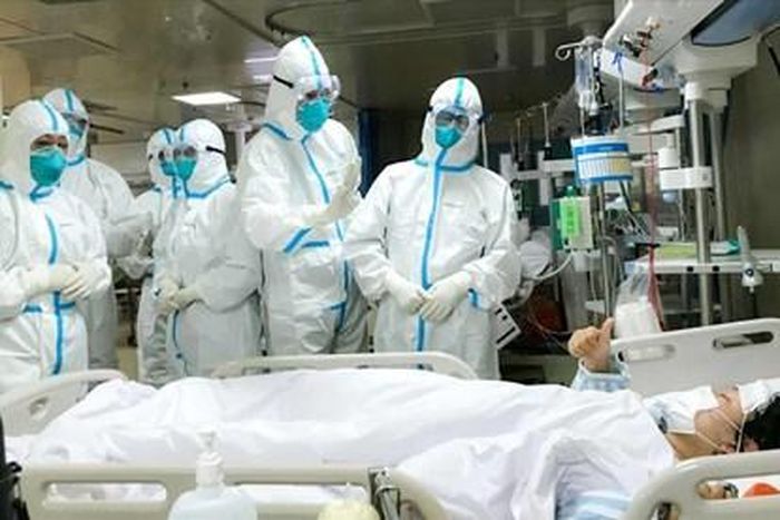 Các bác sĩ đang điều trị cho một bệnh nhân nhiễm virus Corona ở Trung Quốc.