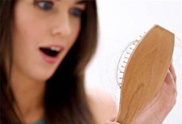 Người đang tìm việc mơ thấy chải đầu rụng tóc lại có hàm ý ám chỉ kết quả của công cuộc tìm việc. Dường như, thái độ của bạn hơi tiêu cực, biểu hiện lại không xuất sắc, nên kết quả thường không được như mong muốn. 