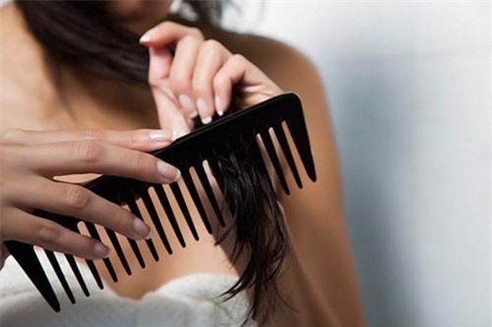 Nằm mơ thấy chải đầu rụng tóc và có cảm giác thư thái tiết lộ bạn đang mong muốn làm tốt việc gì đó, xử lý tốt vấn đề nào đó, cuộc sống sẽ gặp hạnh phúc, may mắn.