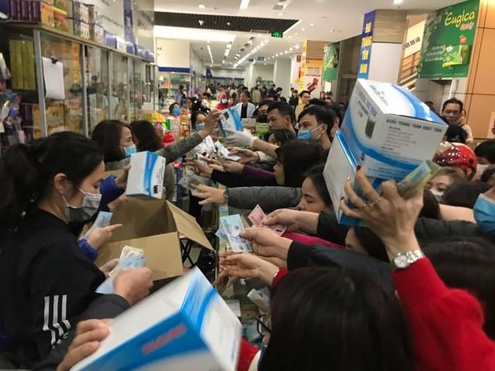 Giá mỗi hộp chỉ 17.000 đồng khiến dân tranh nhau mua.