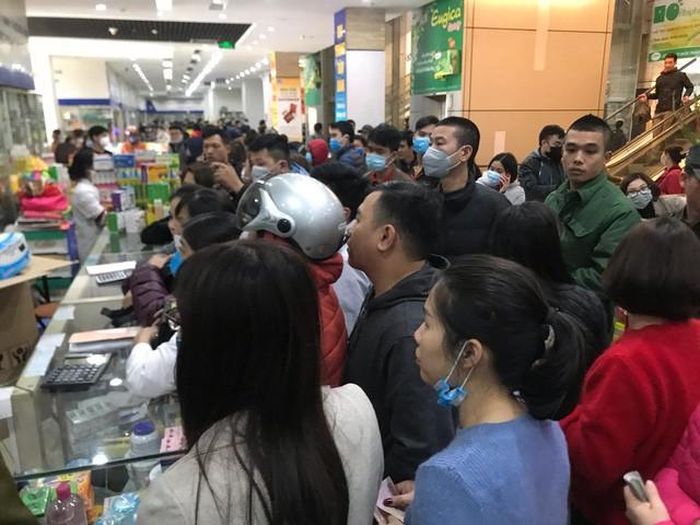 Hiện tại, mặt hàng khẩu trang, nước rửa tay được người dân săn đón khắp Hà Nội.