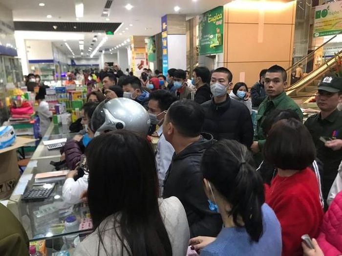 Đến hơn 12h trưa, người dân vẫn kéo đến đông đúc.